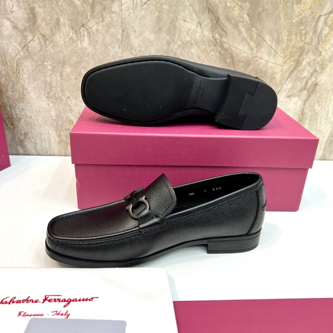 Original quality P780 Brand: Ferragamo Standard size: Men's size 39–44 (38.45 can be customized) Grade: Same style as the official website High-quality men's shoes Material: Customized first-layer calfskin with water-dyed cowhide lining Cowhide tiptoe Original non-slip and wear-resistant rubber outsole Style category: Men's formal business leather shoes are young and fashionable European and American trends British style Casual matching and comfortable feet Color: actual picture